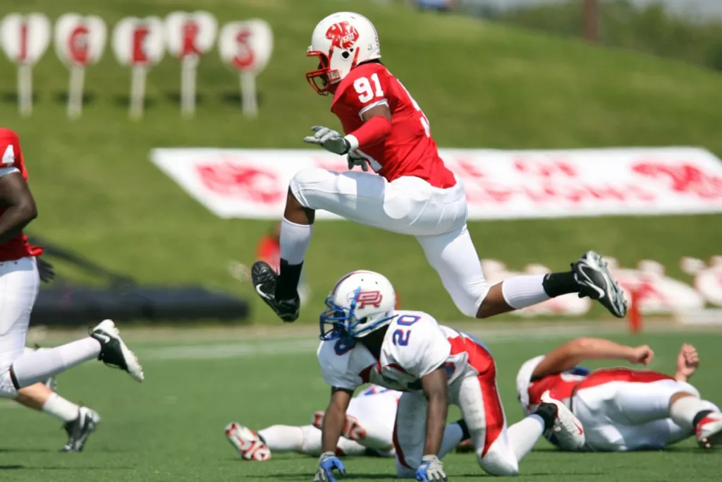 Man tackling others in a American football match - The Physics Behind American Football